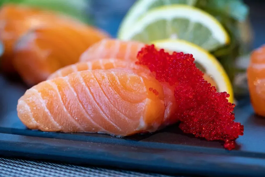 Chirashi, ciotola di riso con sashimi misto