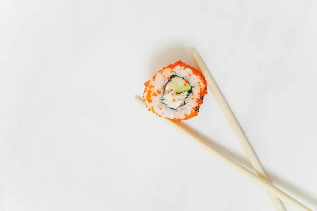 Tiger roll con salmone flambé